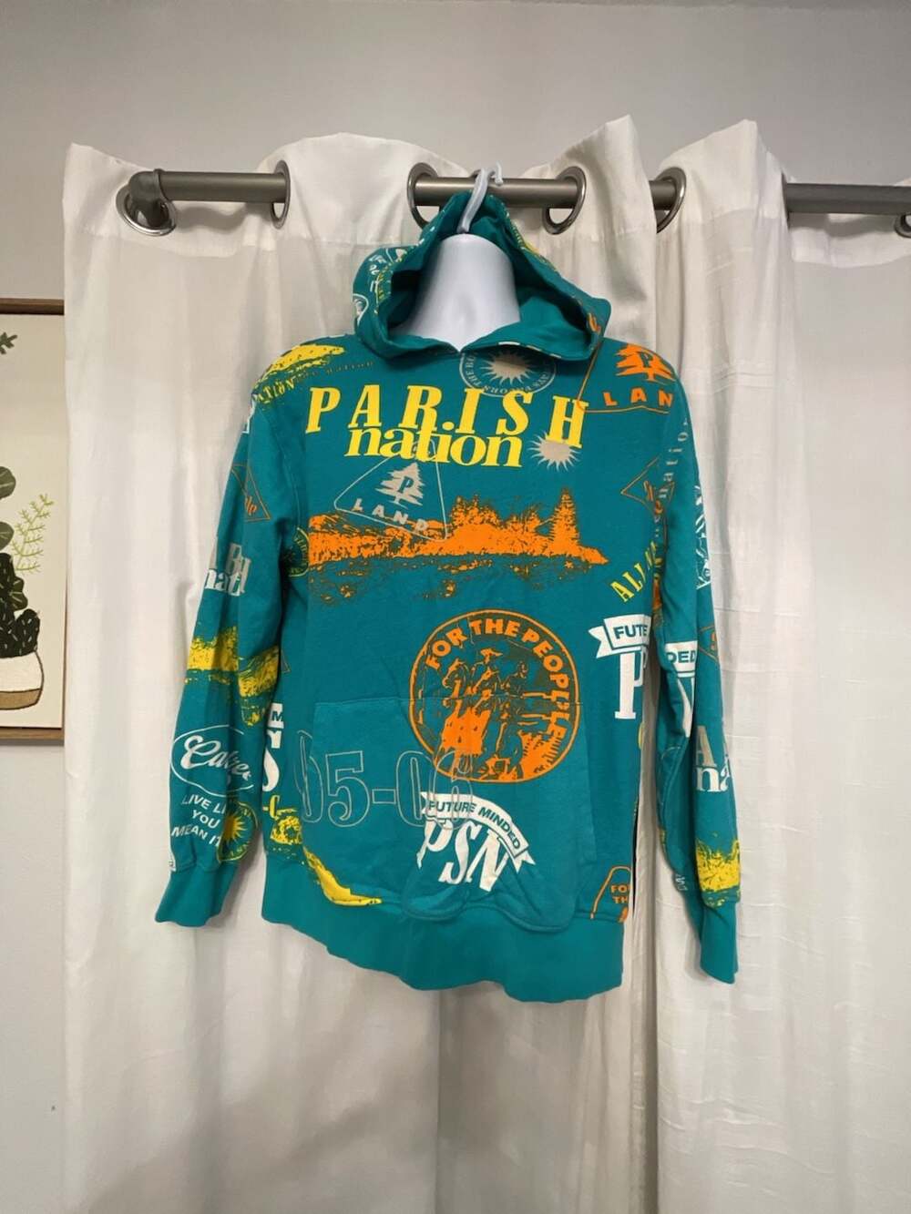 'For The People' Graphic Print Hooded Sweatshirt
100% cotton
Made India
Youth XL